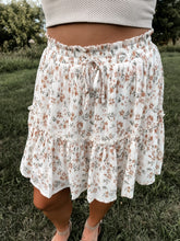 Load image into Gallery viewer, PRETTY SMILES FLORAL TEXTURED ELASTIC WAIST TIERED MINI SKIRT [S-3XL]
