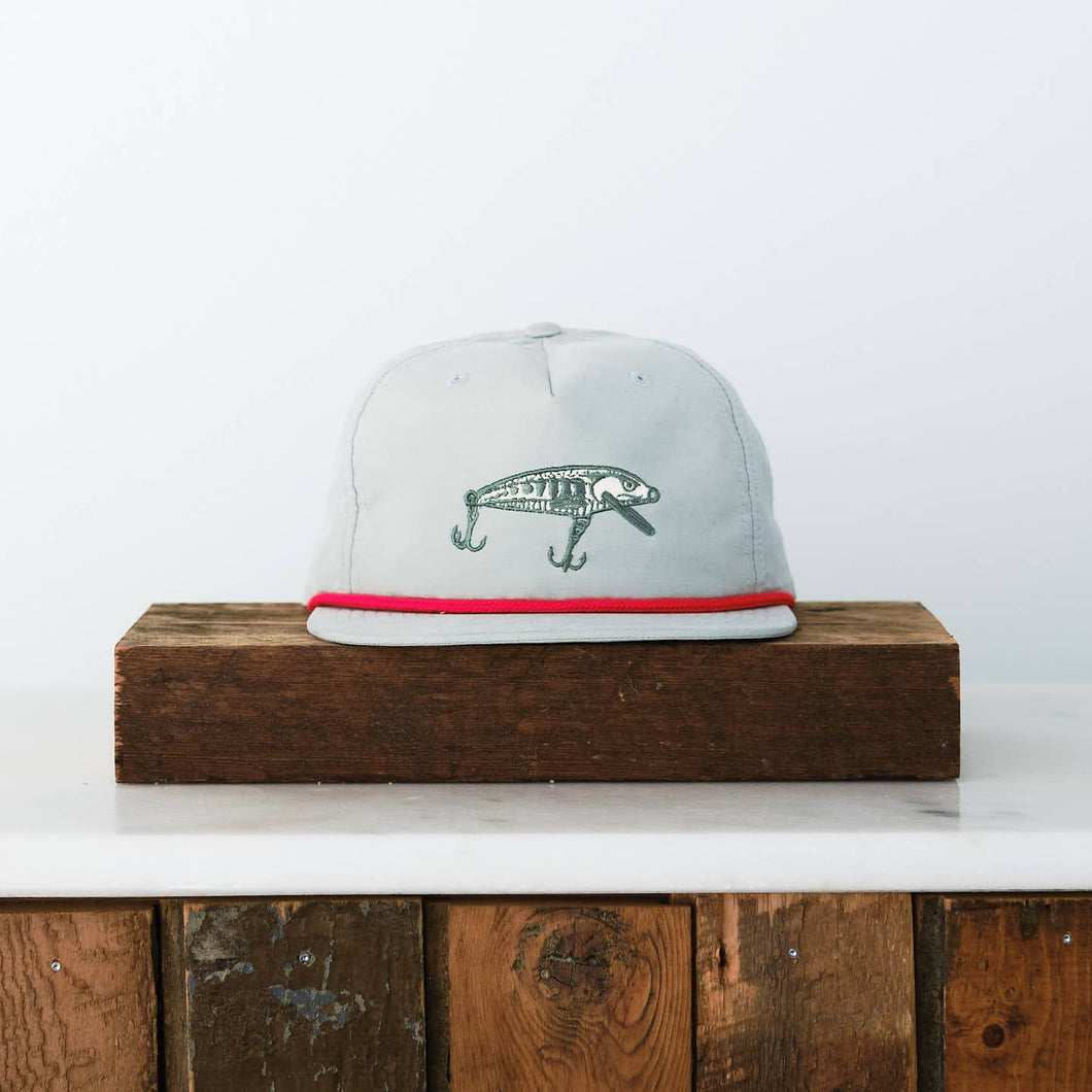 FISHING LURE EMBROIDERED SNAP BACK HAT [CLOUD]