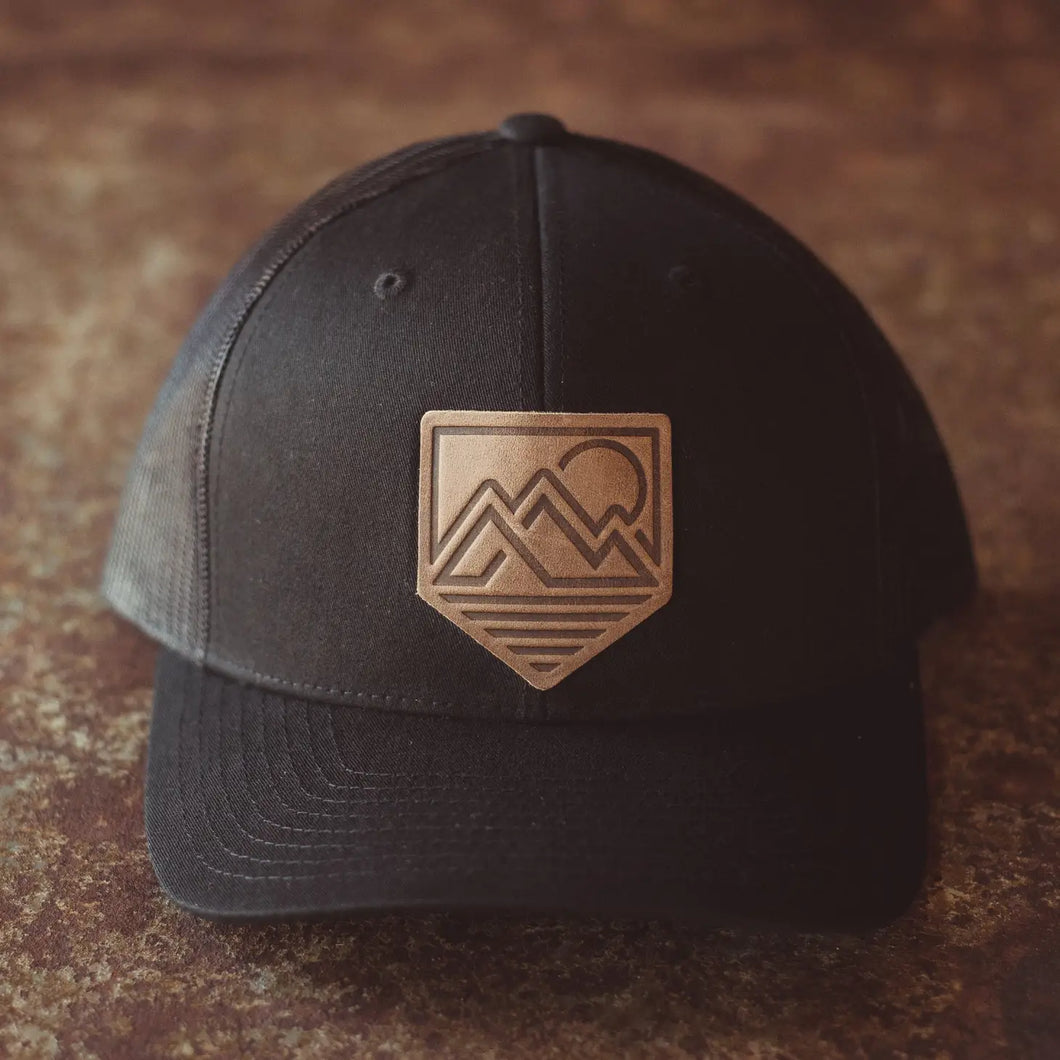 LEATHER PATCH SUNSET TRUCKER HAT [BLACK]