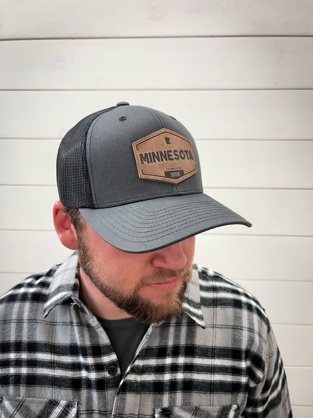 LEATHER PATCH MINNESOTA TRUCKER HAT [GREY/BLACK]